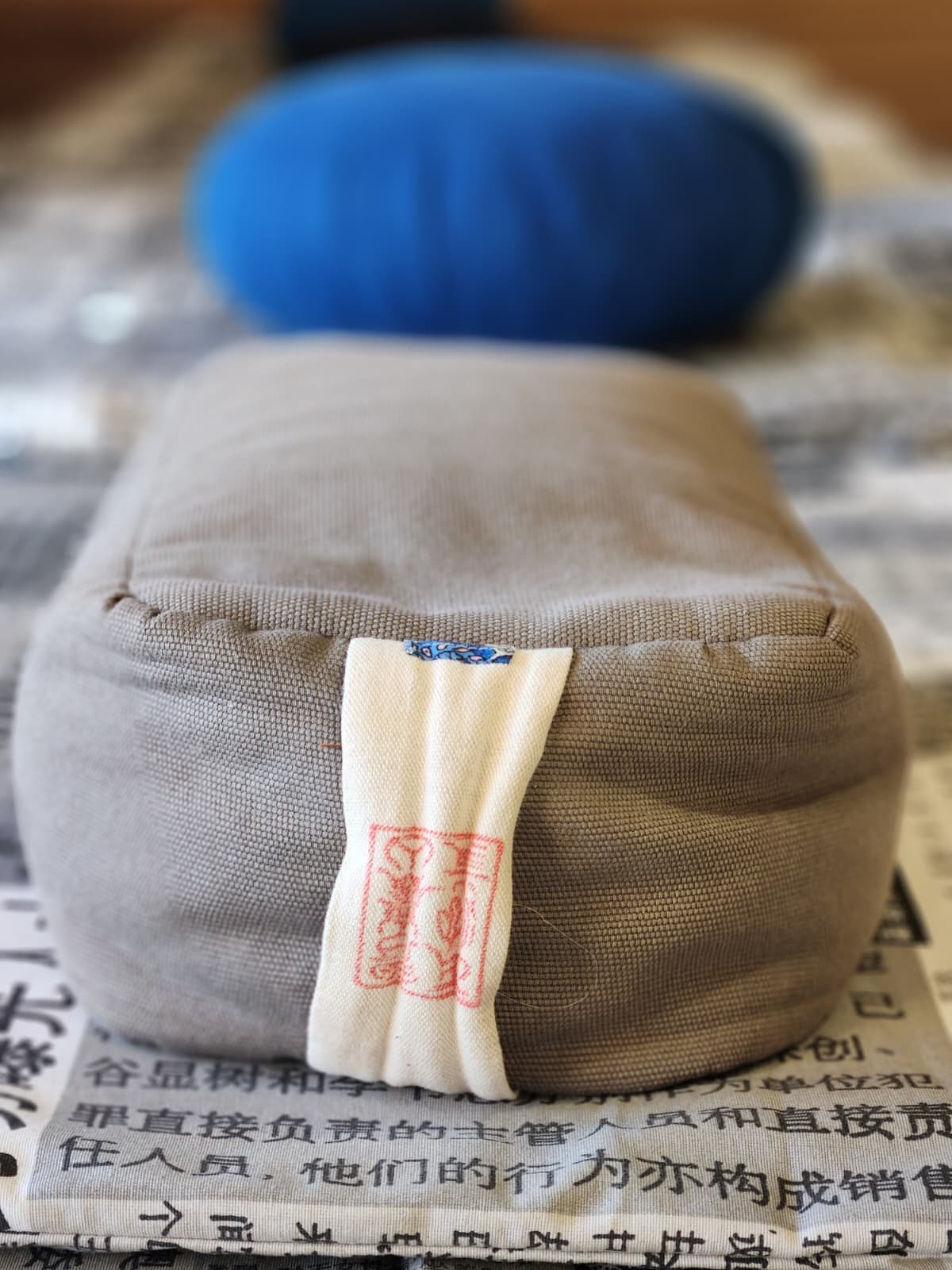 Coussin zafu posé sur un futon