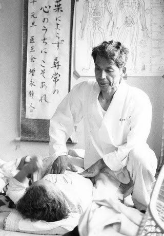 Shizuto Masunaga prodiguant un soin de Shiatsu