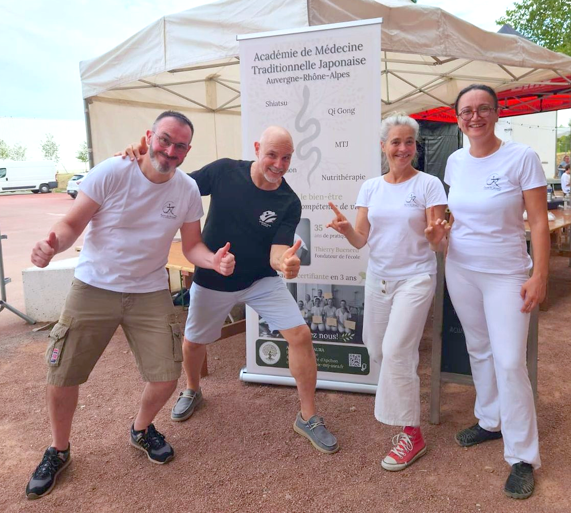 L'équipe de l'Académie MTJ AURA devant le kakémono, aux portes ouvertes du 6 septembre 2026 à Roanne