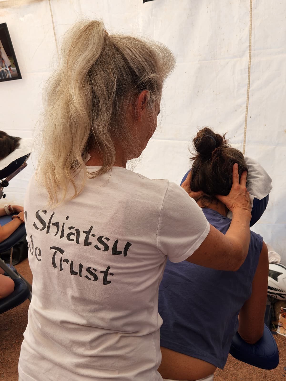 Laetitia en massage assis, « In Shiatsu We Trust », portes ouvertes de l'Académie MTJ AURA