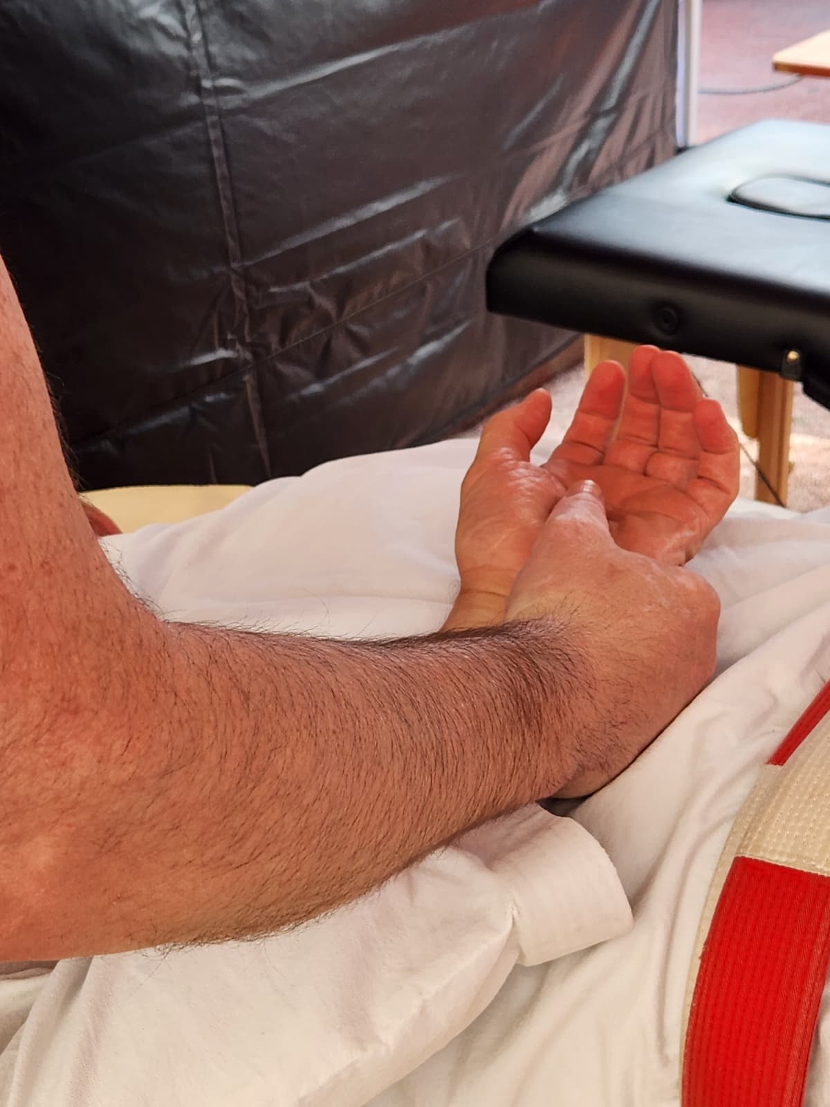 Gros plan sur les mains lors d'un soin à l'Académie MTJ AURA