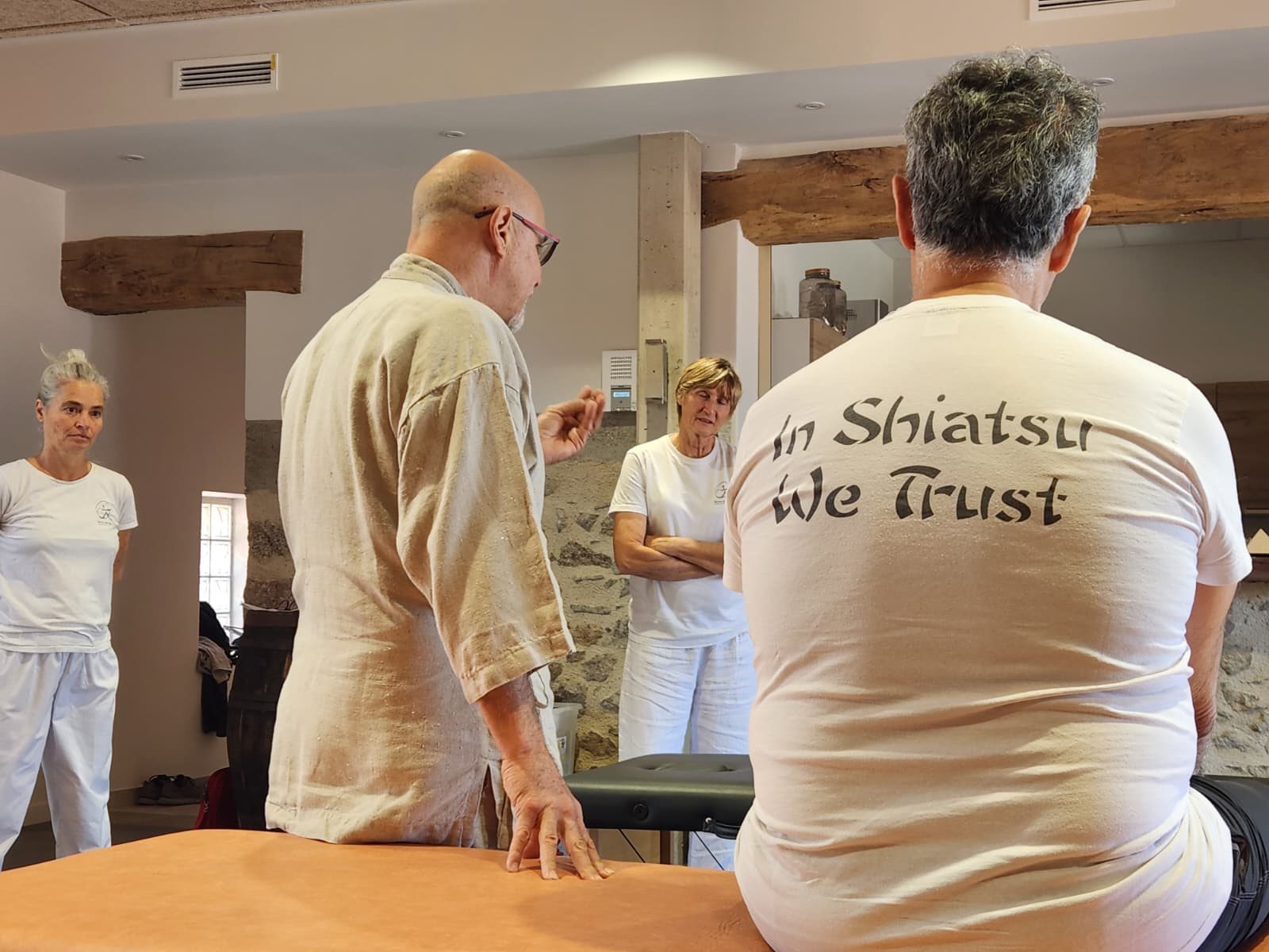 « In Shiatsu We Trust » : les t-shirts du groupe, pendant le week-end à La Pépinière 42