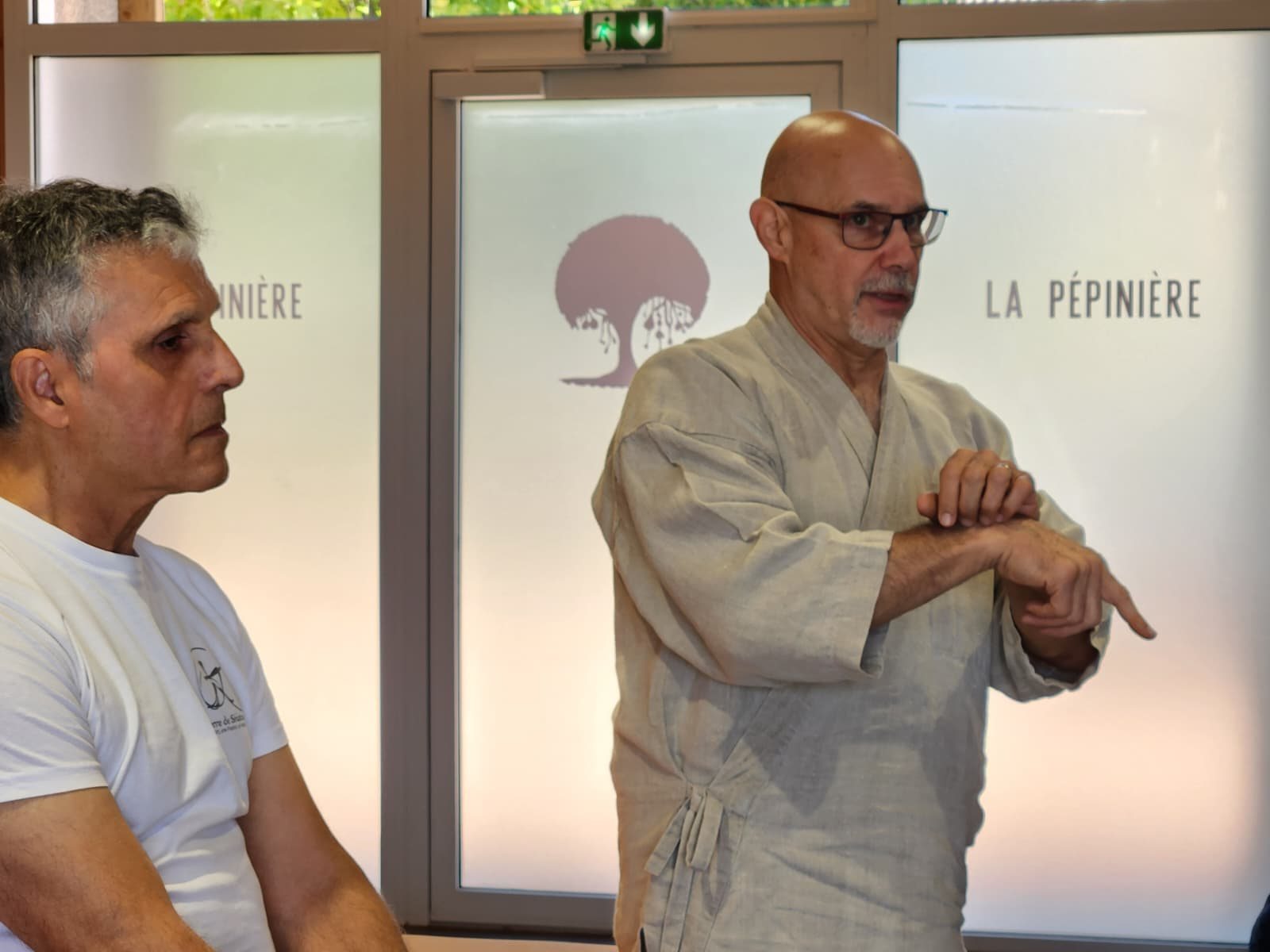 Thierry Buenerd présentant une technique, à l'entrée de La Pépinière 42, devant un élève