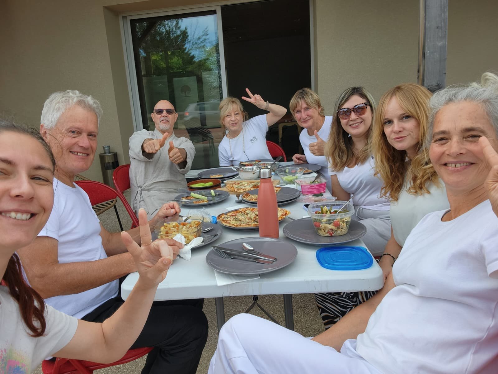 Repas convivial en extérieur, entre deux séances de pratique