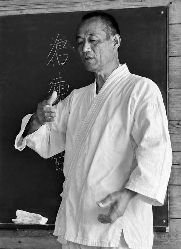 Maître Kazunori Sasaki enseignant, face à un tableau noir