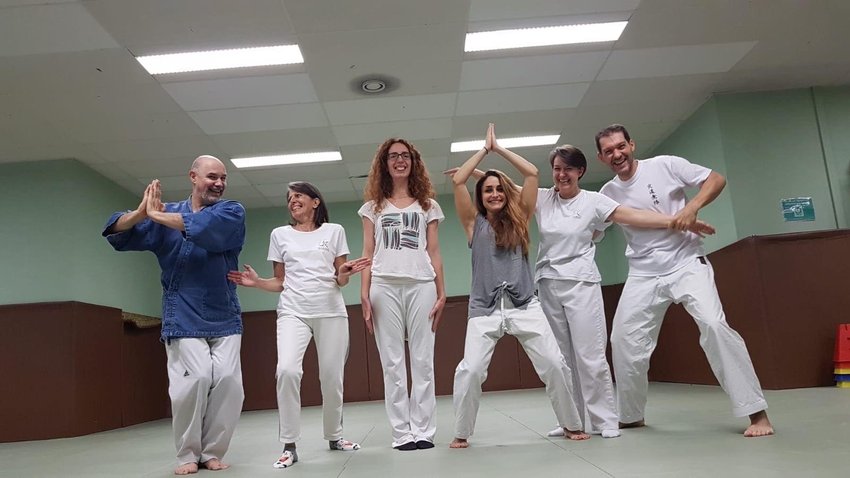 Un groupe d'élèves de l'Académie MTJ AURA, souriants, pendant un exercice de pratique collective